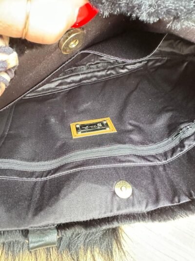 Umbra Siyah Peluş Omuz Çantası – Leopar Askılı, Altın Detaylı Kışlık Model - Görsel 10