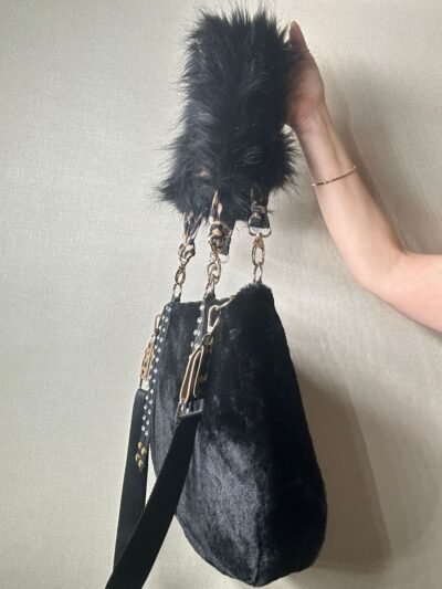 Umbra Siyah Peluş Omuz Çantası – Leopar Askılı, Altın Detaylı Kışlık Model - Görsel 6